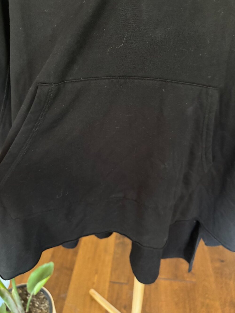 Soma Black Rayon V Neck Lounge Sweatshirt Kangaroo Pocket Scallop Hem S/M - Picture 4 of 8